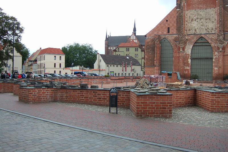 2009-08- (483).JPG - ... und hier der Rest: Zu DDR-Zeiten wurden die Ruinen aus dem 2. Weltkrieg abgerissen und nicht wieder aufgebaut